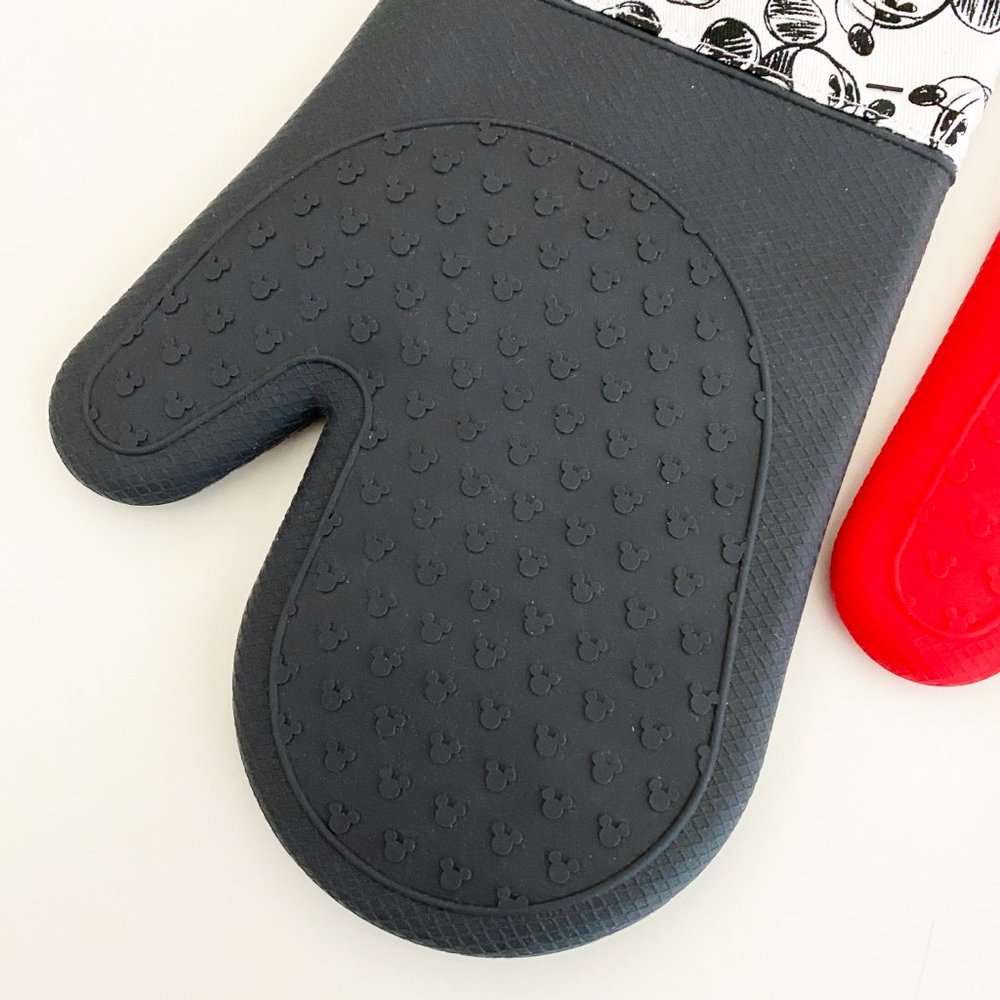 Disney Mickey Mouse Minnie Mouse Silicone Oven Mitts - Picture 6 of 8